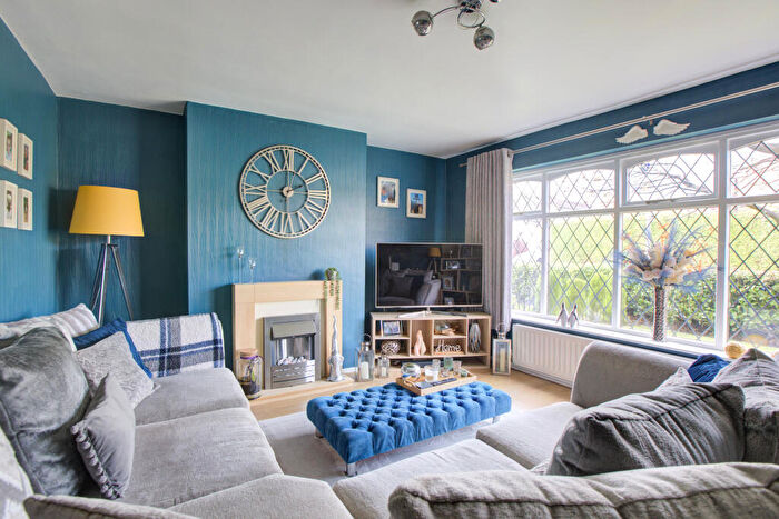 3 Bedroom Semi-Detached House For Sale In Wells Avenue, Chadderton, Oldham, OL9