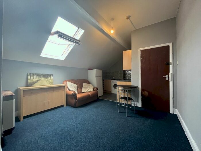1 Bedroom Flat To Rent In Sholebroke Mount, Leeds, West Yorkshire, LS7