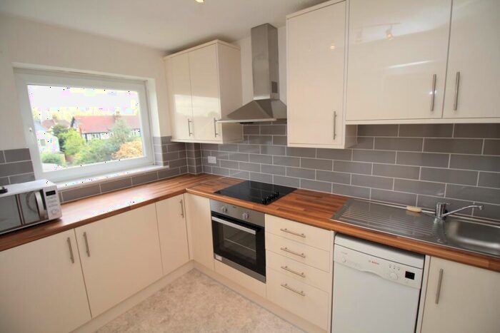 1 Bedroom Flat To Rent In Woodcote Road, Wallington, Surrey, SM6