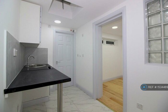 Studio To Rent In Hartham Road, London, N17