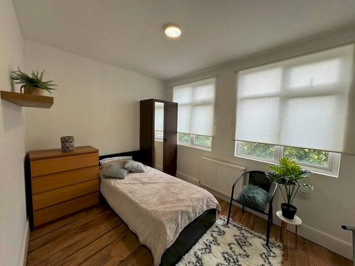 Studio To Rent In Ballards Lane, London, N3