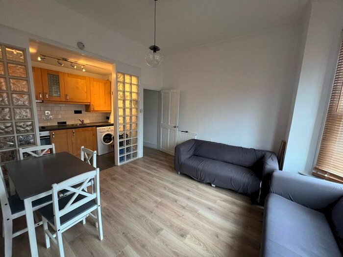 2 Bedroom Flat To Rent In Dafforne Road, London, SW17