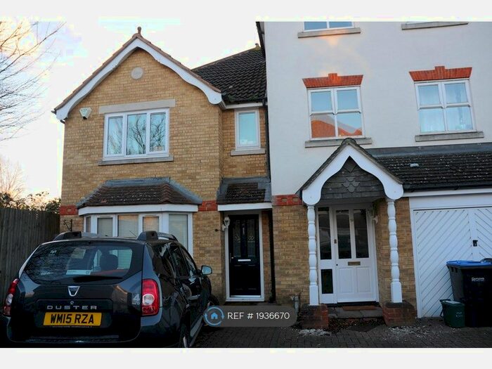 5 Bedroom Semi-Detached House To Rent In Nightingale Shott, Egham, TW20