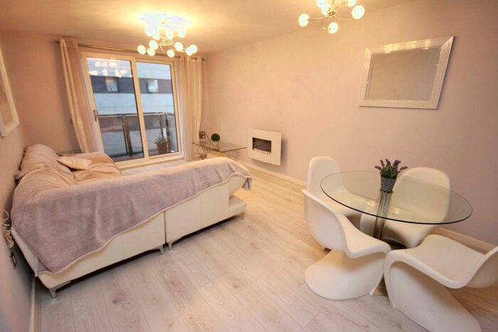 2 Bedroom Flat To Rent In Melia House, Hornbeam Way, Manchester M4