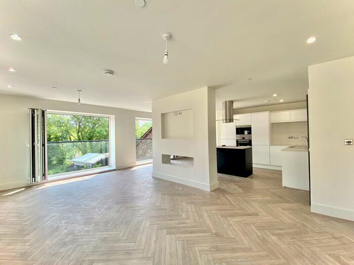 3 Bedroom Apartment To Rent In High Street, Pontypridd, CF37