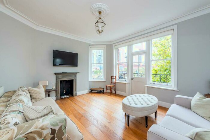 3 Bedroom Flat To Rent In Cremorne Road, Chelsea, London, SW10