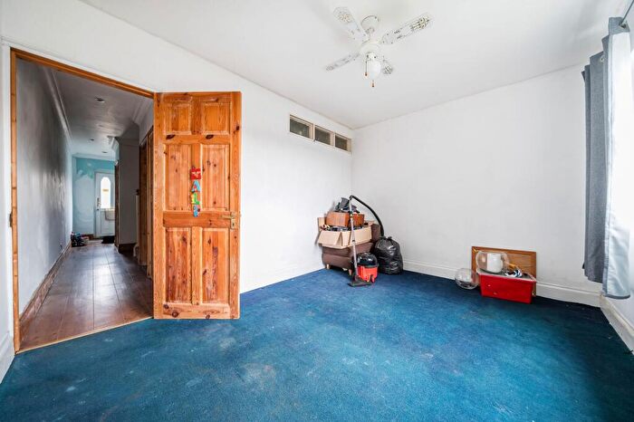 2 Bedroom Apartment For Sale In Sommerville Close, Faversham, ME13