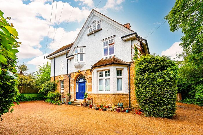 1 Bedroom Flat For Sale In Lower Edgeborough Road, Guildford, GU1