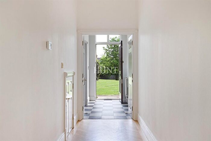 4 Bedroom Apartment For Sale In Devonshire House, Repton Park, Woodford Green, IG8
