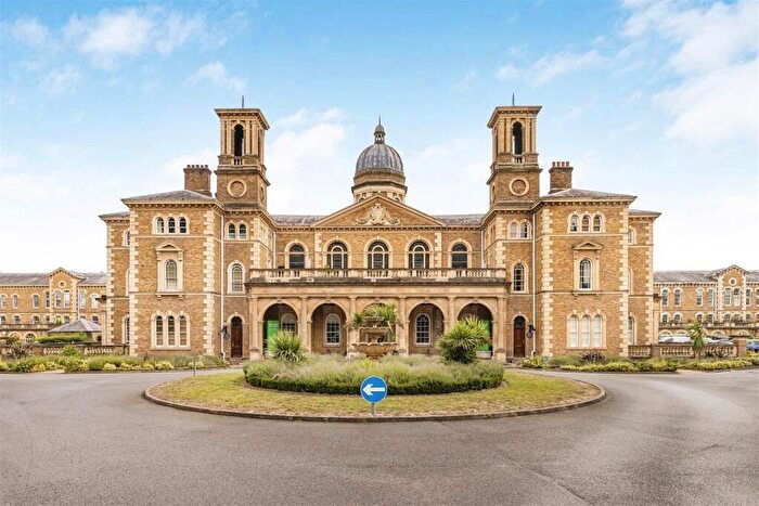 3 Bedroom Apartment To Rent In Royal Drive, London, N11