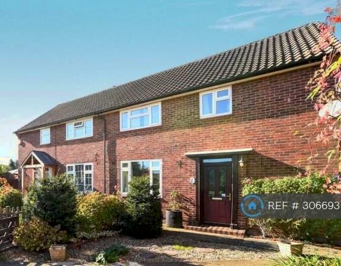 3 Bedroom Semi-Detached House To Rent In Sutton Gardens, Merstham, Redhill, RH1