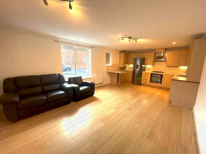 2 Bedroom Flat To Rent In Newbury, Berkshire, RG14