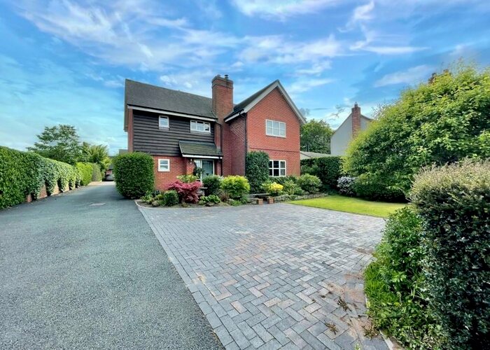 4 Bedroom Detached House For Sale In Manor Road, Kings Bromley, DE13