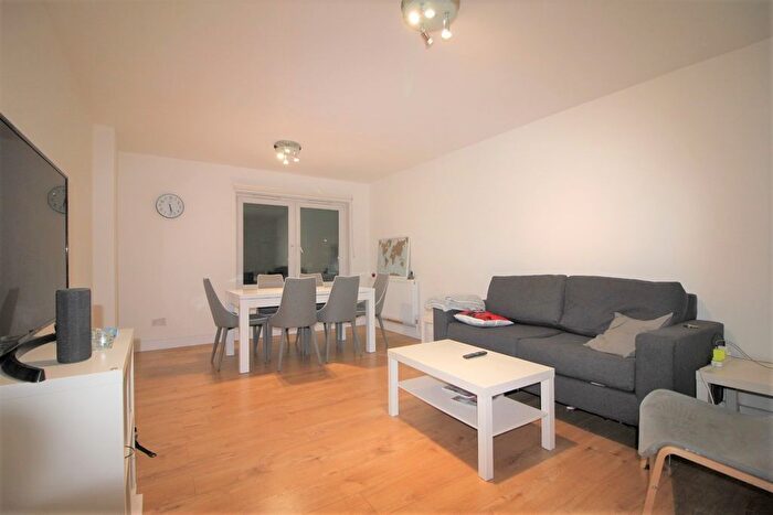 2 Bedroom Maisonette To Rent In Prince Of Wales Close, Hendon, NW4