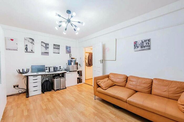 2 Bedroom Flat For Sale In Elmers End Road, Anerley, London, SE20