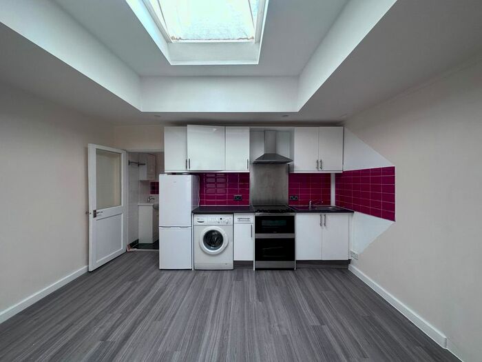 Studio To Rent In Lower Clapton Road, London, E5