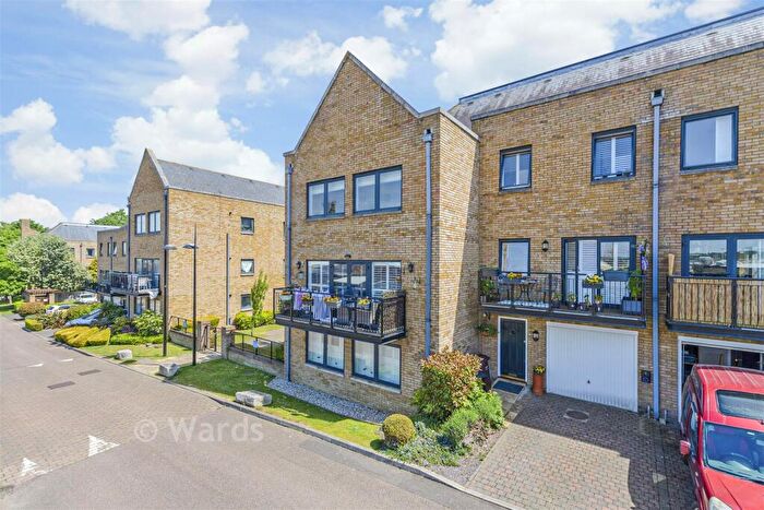 2 Bedroom Flat For Sale In Church Lane, Chatham, Kent, ME4