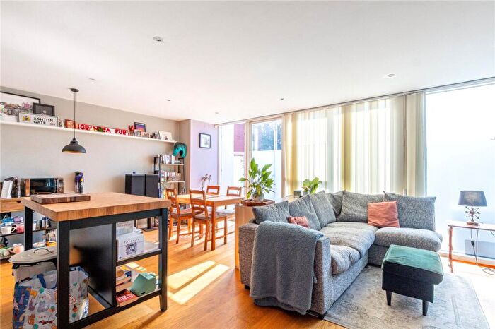 2 Bedroom Apartment For Sale In Airpoint, Bedminster, Bristol, BS3