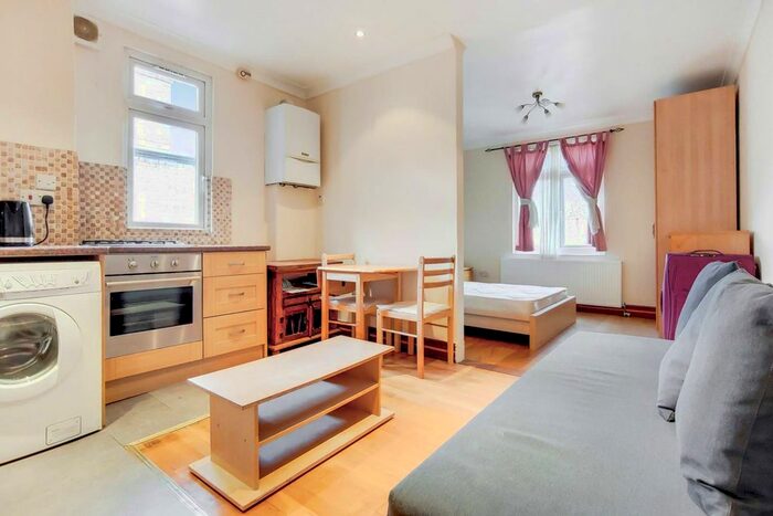 Studio To Rent In Whitehall Gardens, Ealing Common, London, W3