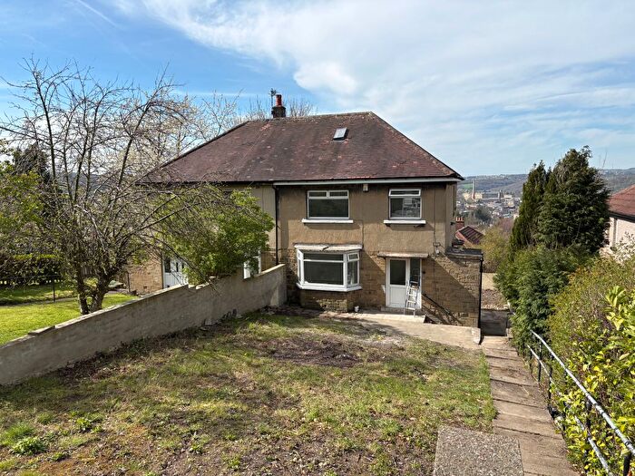 3 Bedroom Semi Detached House To Rent In Carr Lane, Shipley, BD18