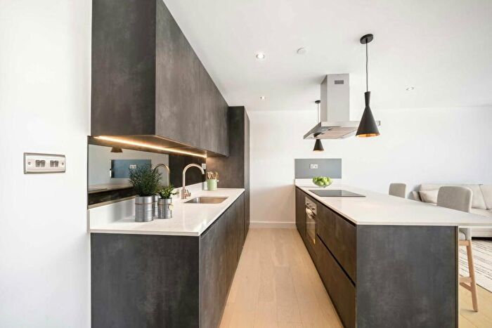 1 Bedroom Flat For Sale In High Street, Weybridge, KT13