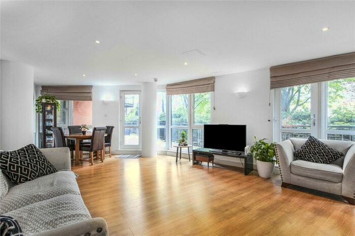 3 Bedroom Apartment To Rent In Arnhem Place, London, E14