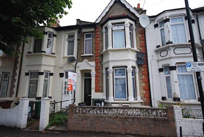 2 Bedroom Flat To Rent In Calderon Road, Leytonstone, E11