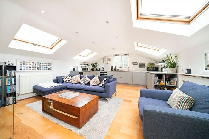 2 Bedroom Flat For Sale In Balls Pond Road, Islington, N1
