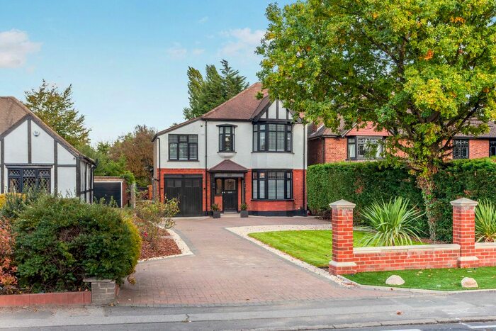 4 Bedroom Detached House To Rent In Fencepiece Road, Chigwell, IG7