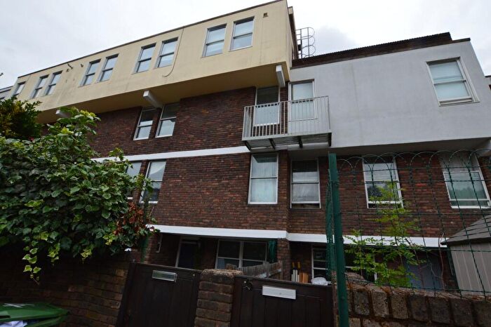 3 Bedroom Flat To Rent In Gulland Walk, N1