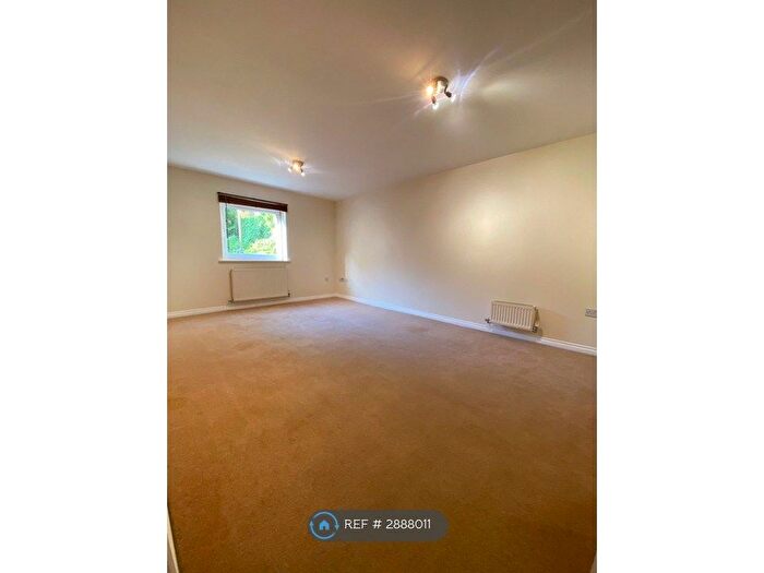 1 Bedroom Flat To Rent In Gloucester Court, Watford, WD18