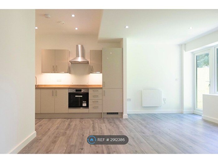 2 Bedroom Flat To Rent In The Headlands, Penryn, TR10