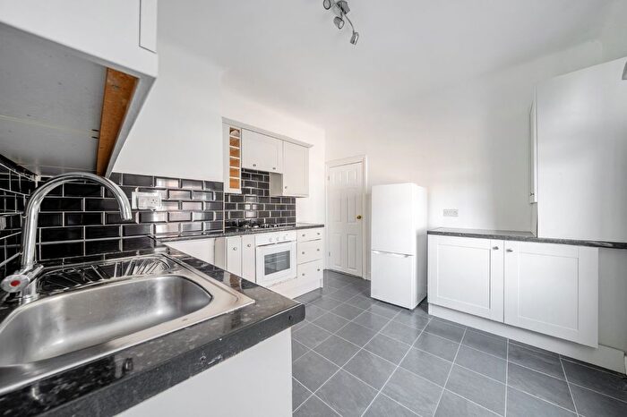 2 Bedroom Flat To Rent In Khartoum Road, London, SW17