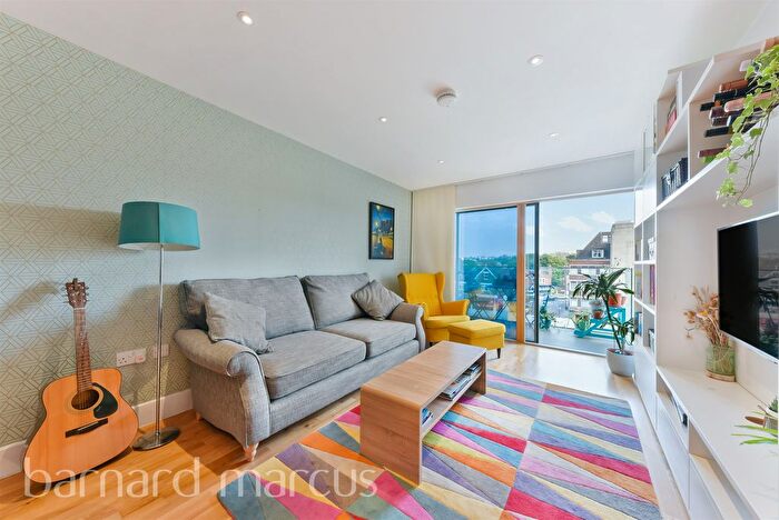 2 Bedroom Flat For Sale In Streatham High Road, London, SW16