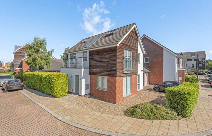 5 Bedroom Link Detached House To Rent In Henrietta Chase, St. Marys Island, Chatham, Kent, ME4