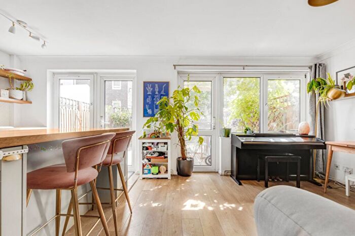 2 Bedroom Flat For Sale In Cowdenbeath Path, Islington, London, N1 - Photo 10