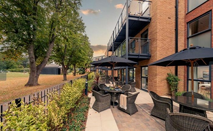 2 Bedroom Flat For Sale In Palmers Fields Avenue, Chichester, PO19