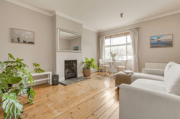 1 Bedroom Flat To Rent In Trinity Close, The Pavement, SW4