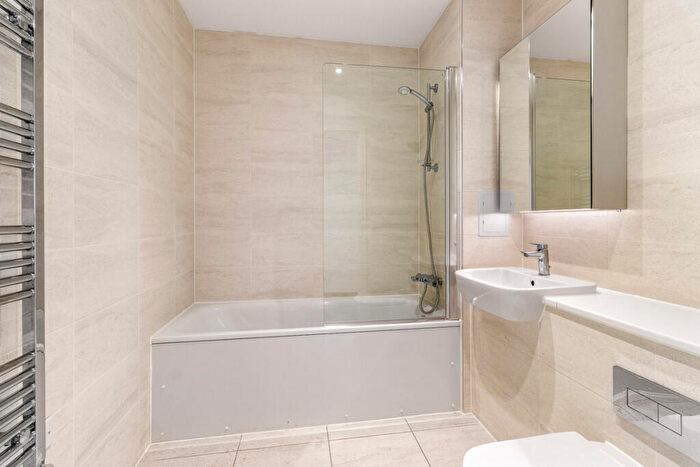 Flat To Rent In Fizzy Ea A - Silvertown Way, London, E16