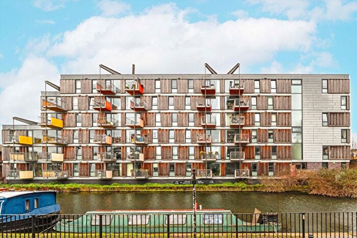 2 Bedroom Flat For Sale In Queensbridge Road, Regents Canal, E2