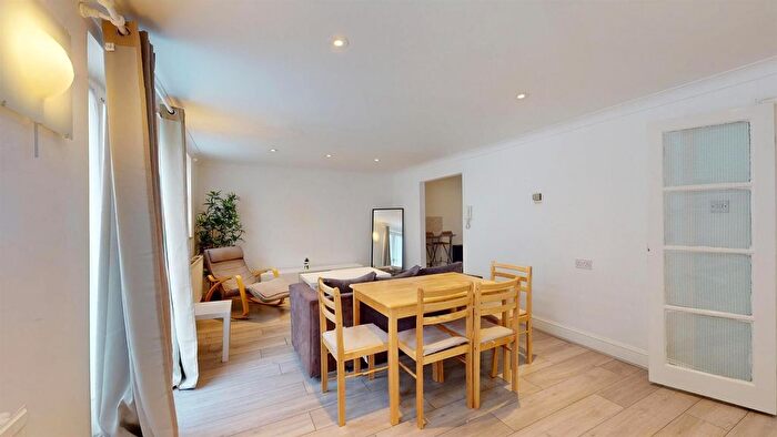 3 Bedroom Flat To Rent In Brook Mews, Paddington, London, W2