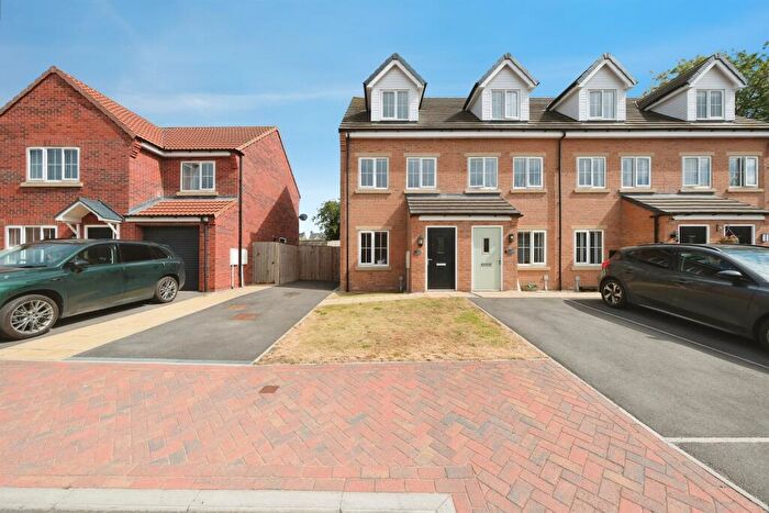 3 Bedroom Town House For Sale In Almond Avenue, Barlborough, Chesterfield, S43