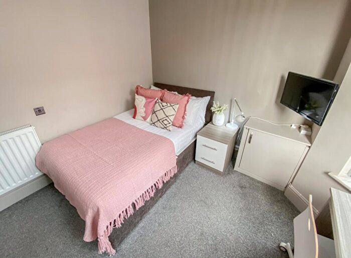 6 Bedroom Terraced House To Rent In Kelso Road, L6