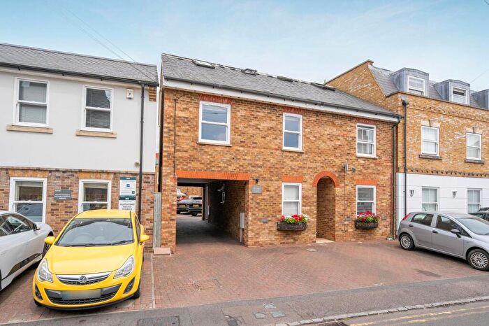 2 Bedroom Flat For Sale In Wessex Court, Windsor, SL4