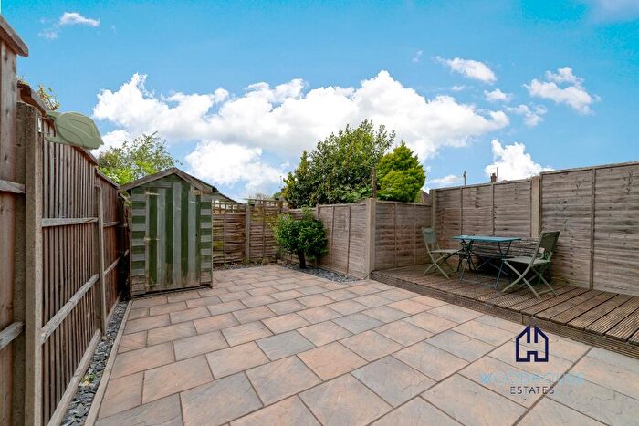 2 Bedroom Flat To Rent In The Elms, Friern Park, London, N12