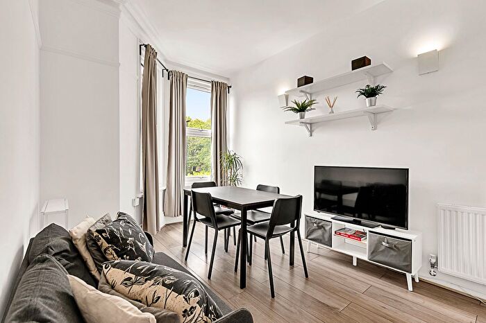 3 Bedroom Flat To Rent In St Floor, The Vale, London, W3