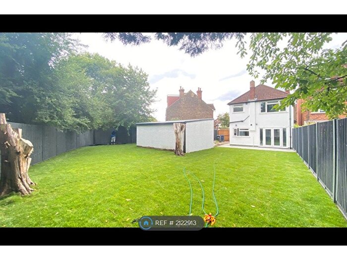 3 Bedroom Detached House To Rent In Seely Road, London, SW17