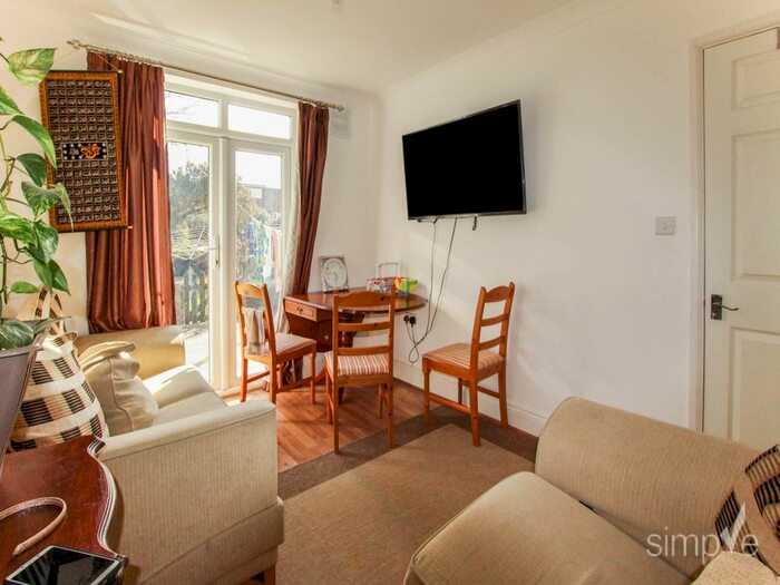 2 Bedroom Maisonette To Rent In Botwell Crescent, Hayes, Middlesex, UB3