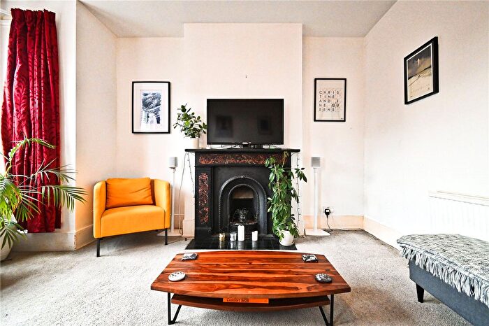 3 Bedroom Flat To Rent In Grove Hill Road, Camberwell, London, SE5