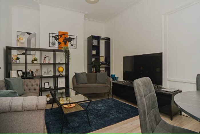 5 Bedroom Semi-Detached House To Rent In Colindale Avenue, London, NW9